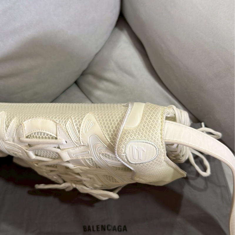 清倉大特價🈶台灣購證✨Balenciaga巴黎世家白色夜光球鞋綁帶拼皮機車包斜挎單肩包-11