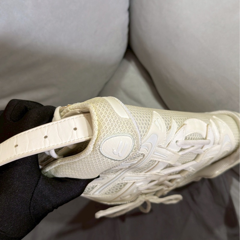 清倉大特價🈶台灣購證✨Balenciaga巴黎世家白色夜光球鞋綁帶拼皮機車包斜挎單肩包-12