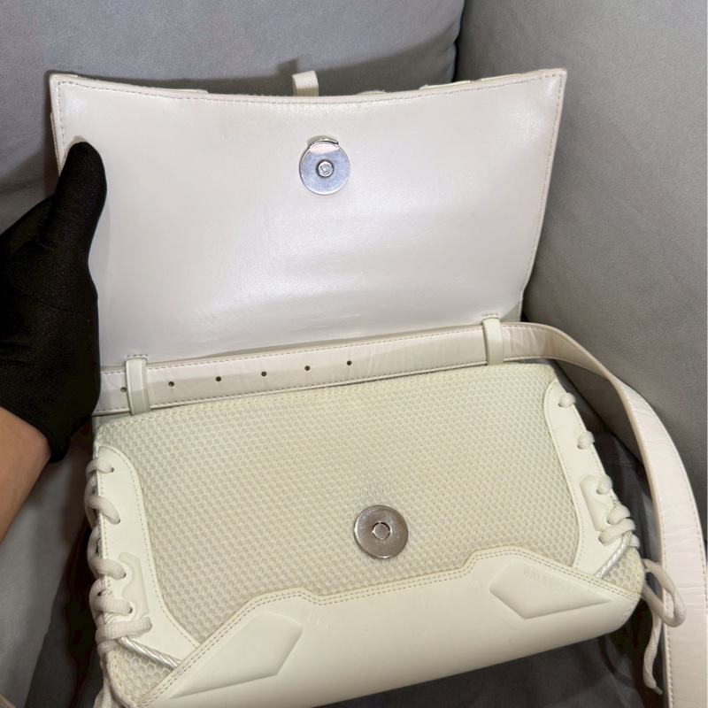 清倉大特價🈶台灣購證✨Balenciaga巴黎世家白色夜光球鞋綁帶拼皮機車包斜挎單肩包-13