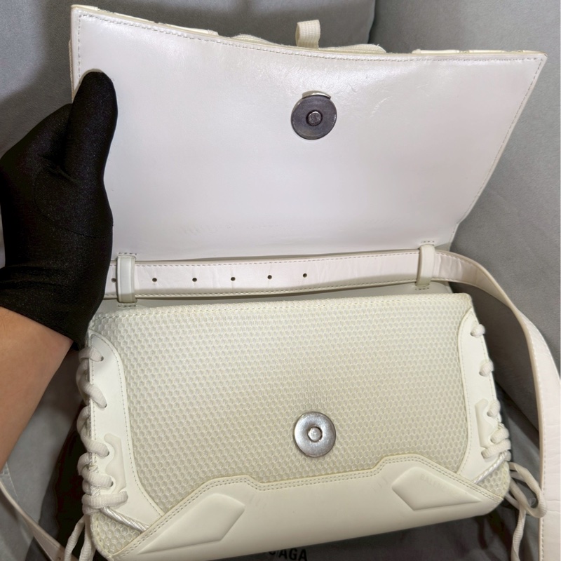 清倉大特價🈶台灣購證✨Balenciaga巴黎世家白色夜光球鞋綁帶拼皮機車包斜挎單肩包-14