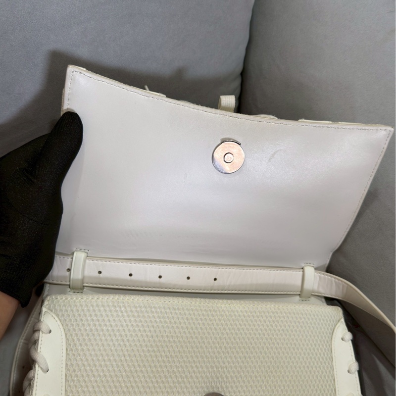 清倉大特價🈶台灣購證✨Balenciaga巴黎世家白色夜光球鞋綁帶拼皮機車包斜挎單肩包-16