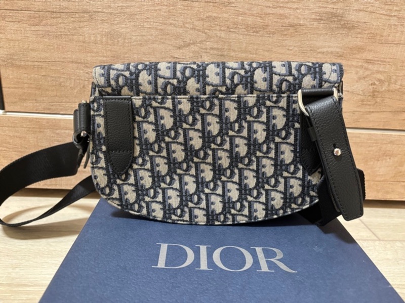Dior 馬鞍包 包包 胸口包 郵差包-1