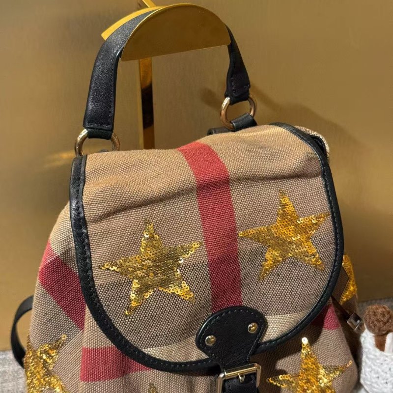 Burberry 限量 秀款格紋後背包23*28cm 98新配件塵袋-1