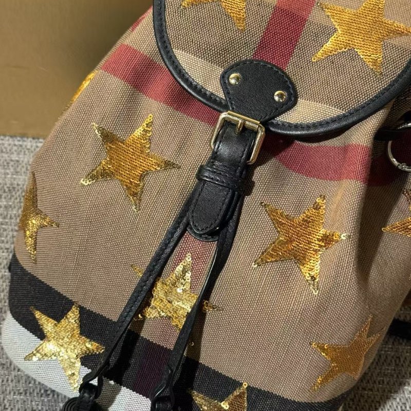 Burberry 限量 秀款格紋後背包23*28cm 98新配件塵袋-4