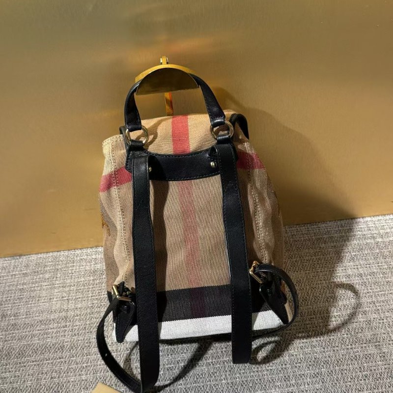Burberry 限量 秀款格紋後背包23*28cm 98新配件塵袋-5