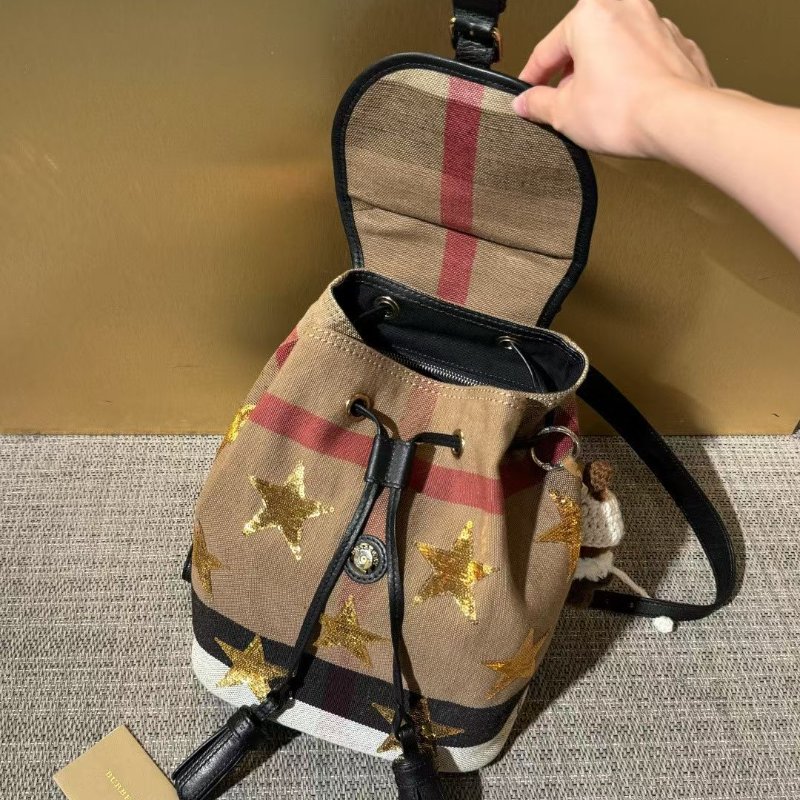 Burberry 限量 秀款格紋後背包23*28cm 98新配件塵袋-6