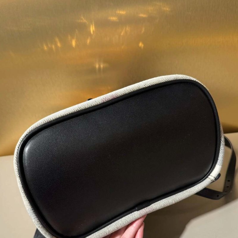 Burberry 限量 秀款格紋後背包23*28cm 98新配件塵袋-7