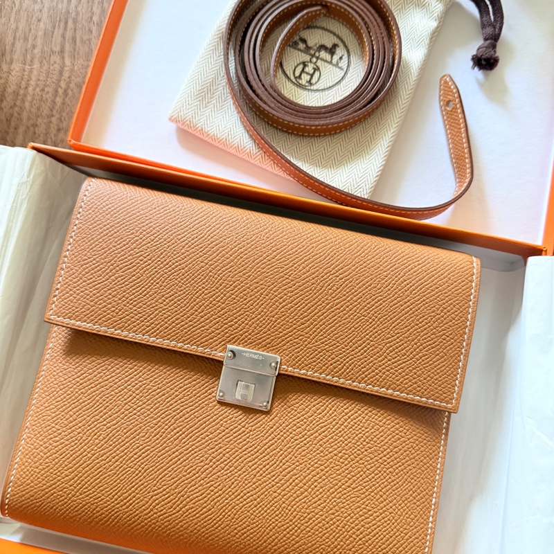 未使用99新✨好用有高質感的HERMES 愛馬仕最美金棕色 斜背包 woc 最耐用的Epsom牛皮 Clic 16 顯年輕銀扣-0
