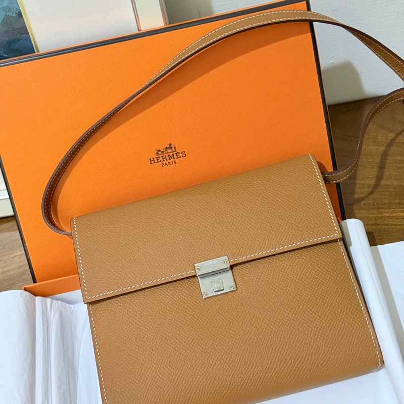 未使用99新✨好用有高質感的HERMES 愛馬仕最美金棕色 斜背包 woc 最耐用的Epsom牛皮 Clic 16 顯年輕銀扣-5