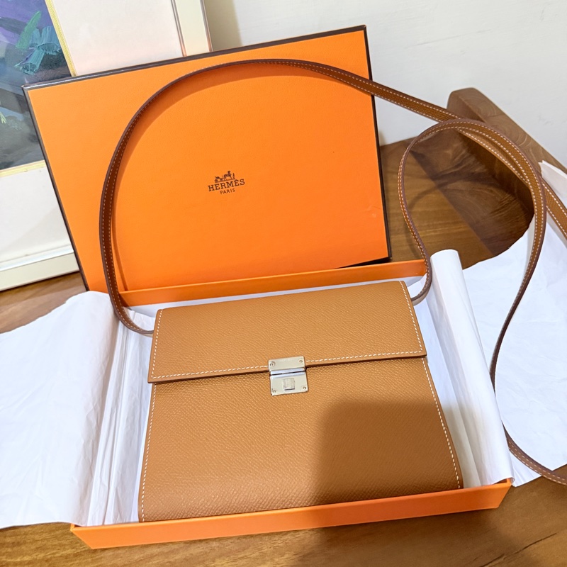 未使用99新✨好用有高質感的HERMES 愛馬仕最美金棕色 斜背包 woc 最耐用的Epsom牛皮 Clic 16 顯年輕銀扣-6