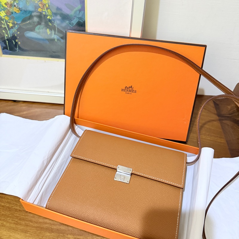 未使用99新✨好用有高質感的HERMES 愛馬仕最美金棕色 斜背包 woc 最耐用的Epsom牛皮 Clic 16 顯年輕銀扣-8