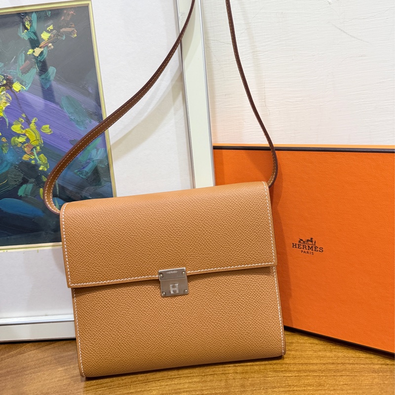 未使用99新✨好用有高質感的HERMES 愛馬仕最美金棕色 斜背包 woc 最耐用的Epsom牛皮 Clic 16 顯年輕銀扣-10