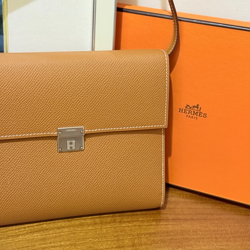 未使用99新✨好用有高質感的HERMES 愛馬仕最美金棕色 斜背包 woc 最耐用的Epsom牛皮 Clic 16 顯年輕銀扣-13