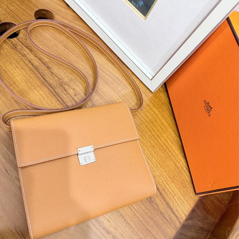未使用99新✨好用有高質感的HERMES 愛馬仕最美金棕色 斜背包 woc 最耐用的Epsom牛皮 Clic 16 顯年輕銀扣-19