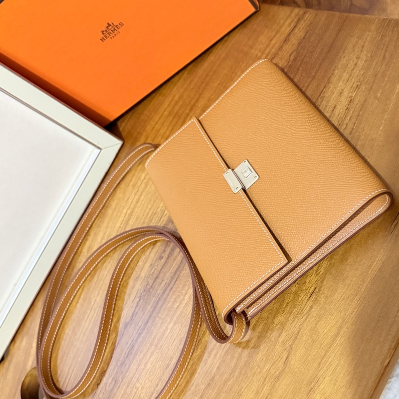 未使用99新✨好用有高質感的HERMES 愛馬仕最美金棕色 斜背包 woc 最耐用的Epsom牛皮 Clic 16 顯年輕銀扣-20