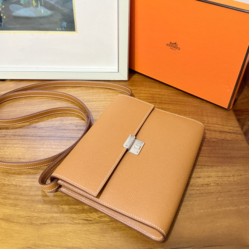 未使用99新✨好用有高質感的HERMES 愛馬仕最美金棕色 斜背包 woc 最耐用的Epsom牛皮 Clic 16 顯年輕銀扣-21