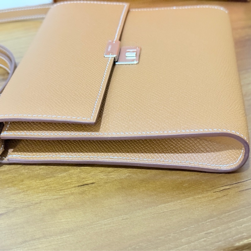 未使用99新✨好用有高質感的HERMES 愛馬仕最美金棕色 斜背包 woc 最耐用的Epsom牛皮 Clic 16 顯年輕銀扣-23