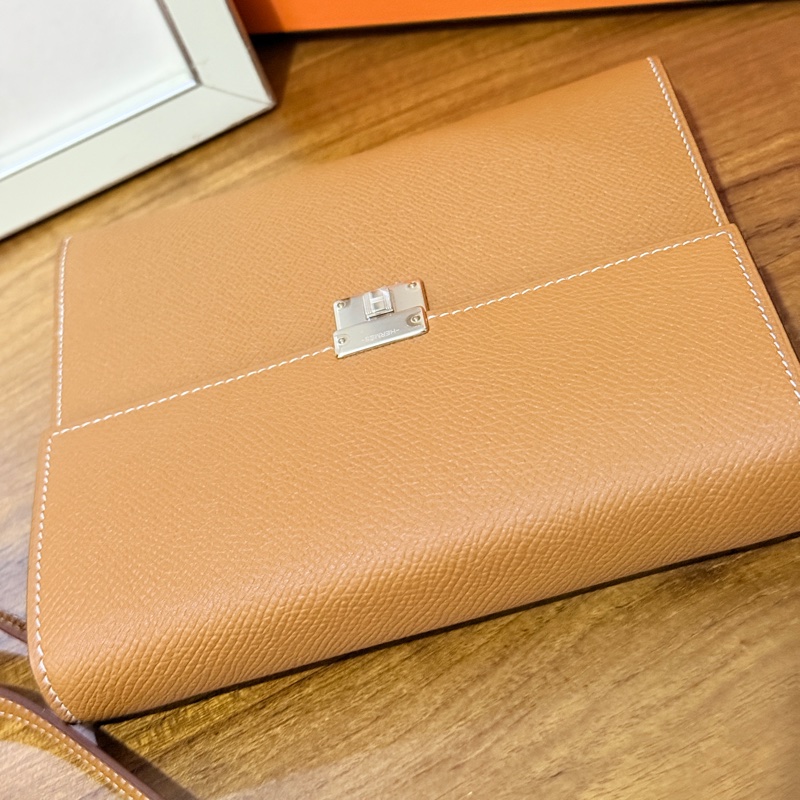 未使用99新✨好用有高質感的HERMES 愛馬仕最美金棕色 斜背包 woc 最耐用的Epsom牛皮 Clic 16 顯年輕銀扣-27