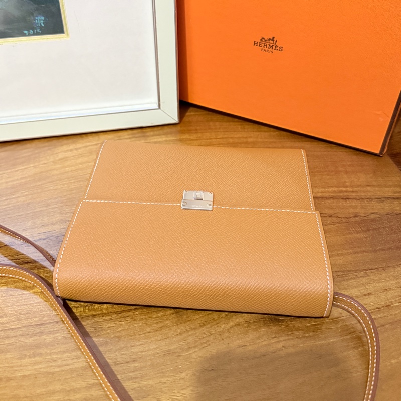 未使用99新✨好用有高質感的HERMES 愛馬仕最美金棕色 斜背包 woc 最耐用的Epsom牛皮 Clic 16 顯年輕銀扣-28