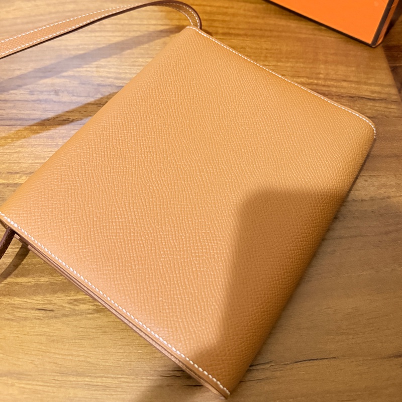 未使用99新✨好用有高質感的HERMES 愛馬仕最美金棕色 斜背包 woc 最耐用的Epsom牛皮 Clic 16 顯年輕銀扣-32