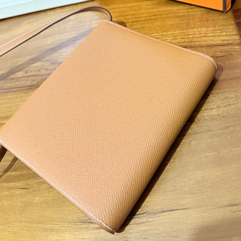 未使用99新✨好用有高質感的HERMES 愛馬仕最美金棕色 斜背包 woc 最耐用的Epsom牛皮 Clic 16 顯年輕銀扣-35