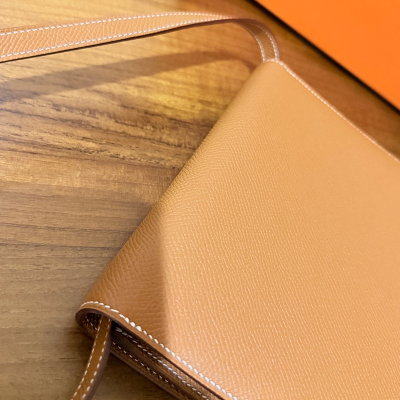 未使用99新✨好用有高質感的HERMES 愛馬仕最美金棕色 斜背包 woc 最耐用的Epsom牛皮 Clic 16 顯年輕銀扣-36