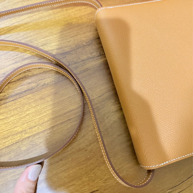 未使用99新✨好用有高質感的HERMES 愛馬仕最美金棕色 斜背包 woc 最耐用的Epsom牛皮 Clic 16 顯年輕銀扣-40