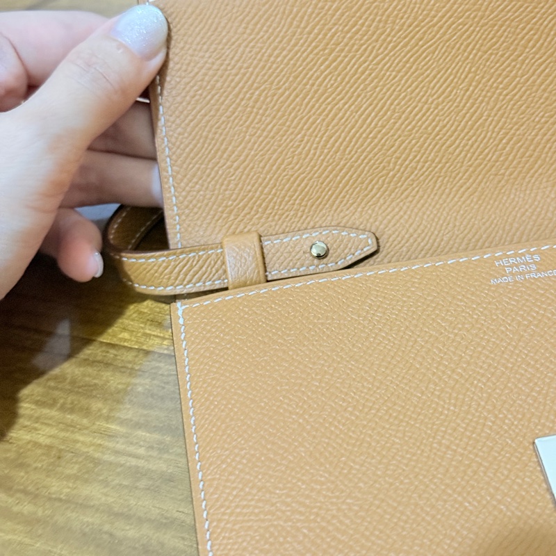 未使用99新✨好用有高質感的HERMES 愛馬仕最美金棕色 斜背包 woc 最耐用的Epsom牛皮 Clic 16 顯年輕銀扣-46
