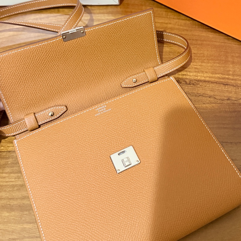 未使用99新✨好用有高質感的HERMES 愛馬仕最美金棕色 斜背包 woc 最耐用的Epsom牛皮 Clic 16 顯年輕銀扣-48