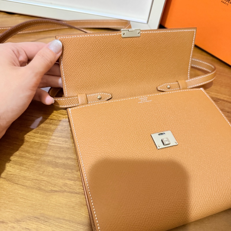 未使用99新✨好用有高質感的HERMES 愛馬仕最美金棕色 斜背包 woc 最耐用的Epsom牛皮 Clic 16 顯年輕銀扣-49