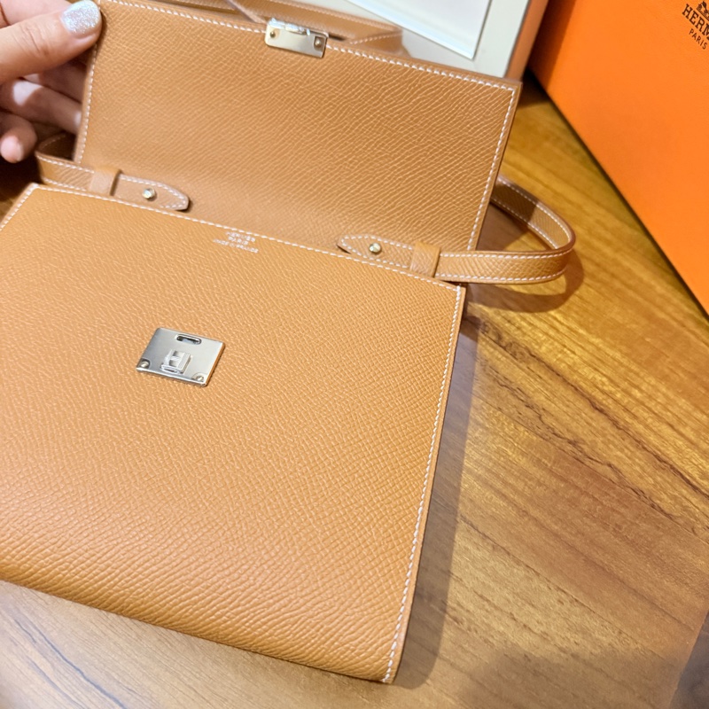 未使用99新✨好用有高質感的HERMES 愛馬仕最美金棕色 斜背包 woc 最耐用的Epsom牛皮 Clic 16 顯年輕銀扣-50