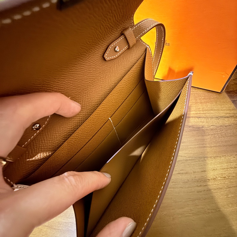 未使用99新✨好用有高質感的HERMES 愛馬仕最美金棕色 斜背包 woc 最耐用的Epsom牛皮 Clic 16 顯年輕銀扣-56