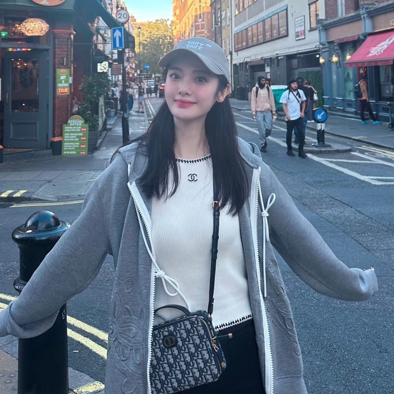 CHANEL黑白撞色針織衫-1