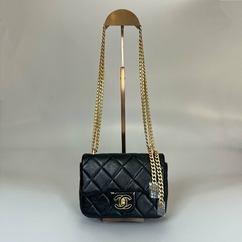 全新品 CHANEL CF方胖黑金琺瑯吊墜側肩包 羊皮黑