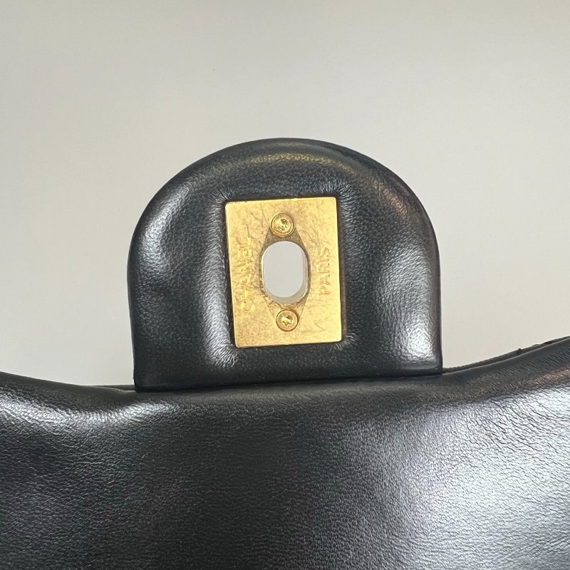 全新品 CHANEL CF方胖黑金琺瑯吊墜側肩包 羊皮黑-6