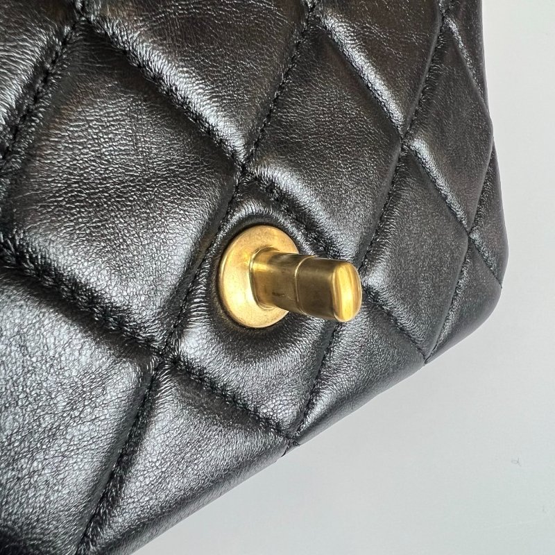 全新品 CHANEL CF方胖黑金琺瑯吊墜側肩包 羊皮黑-7