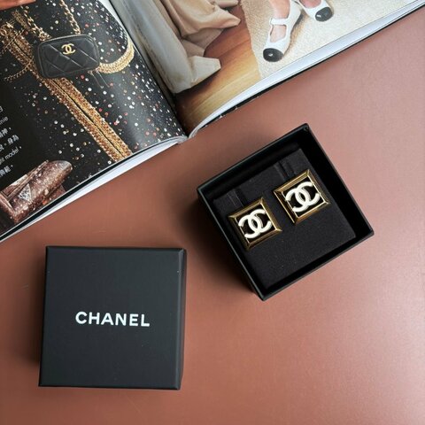 24A手工坊新款 ::CHANEL:: 白色琺瑯雙C LOGO 鏤空金色方框耳環 CC Enamel Gold Tone Earrings Chanel