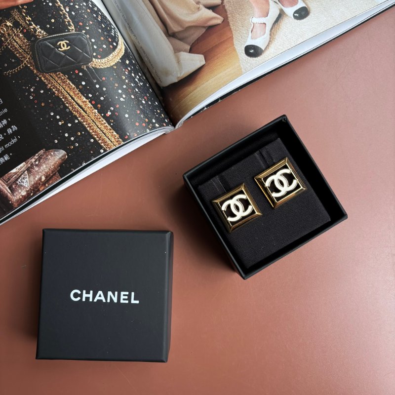 24A手工坊新款 ::CHANEL:: 白色琺瑯雙C LOGO 鏤空金色方框耳環 CC Enamel Gold Tone Earrings Chanel-0