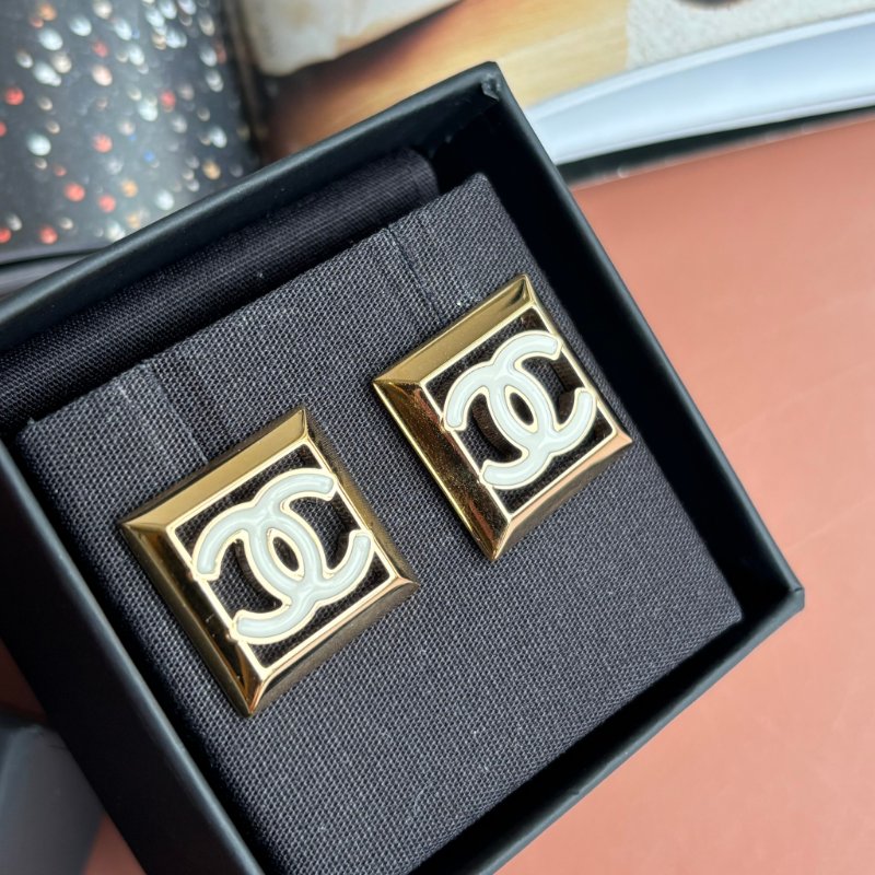 24A手工坊新款 ::CHANEL:: 白色琺瑯雙C LOGO 鏤空金色方框耳環 CC Enamel Gold Tone Earrings Chanel-1