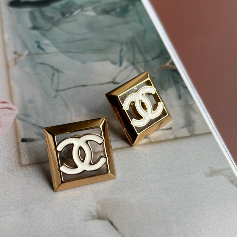 24A手工坊新款 ::CHANEL:: 白色琺瑯雙C LOGO 鏤空金色方框耳環 CC Enamel Gold Tone Earrings Chanel-2