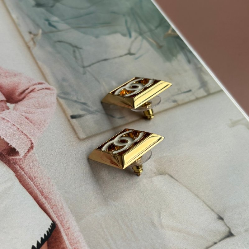 24A手工坊新款 ::CHANEL:: 白色琺瑯雙C LOGO 鏤空金色方框耳環 CC Enamel Gold Tone Earrings Chanel-3