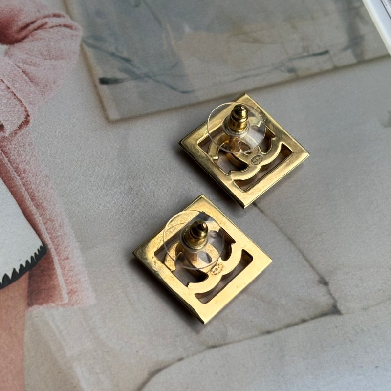 24A手工坊新款 ::CHANEL:: 白色琺瑯雙C LOGO 鏤空金色方框耳環 CC Enamel Gold Tone Earrings Chanel-4