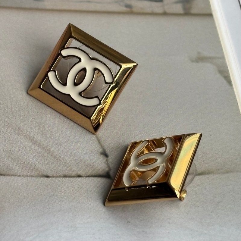 24A手工坊新款 ::CHANEL:: 白色琺瑯雙C LOGO 鏤空金色方框耳環 CC Enamel Gold Tone Earrings Chanel-5