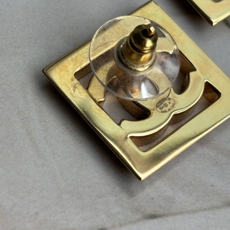 24A手工坊新款 ::CHANEL:: 白色琺瑯雙C LOGO 鏤空金色方框耳環 CC Enamel Gold Tone Earrings Chanel-7