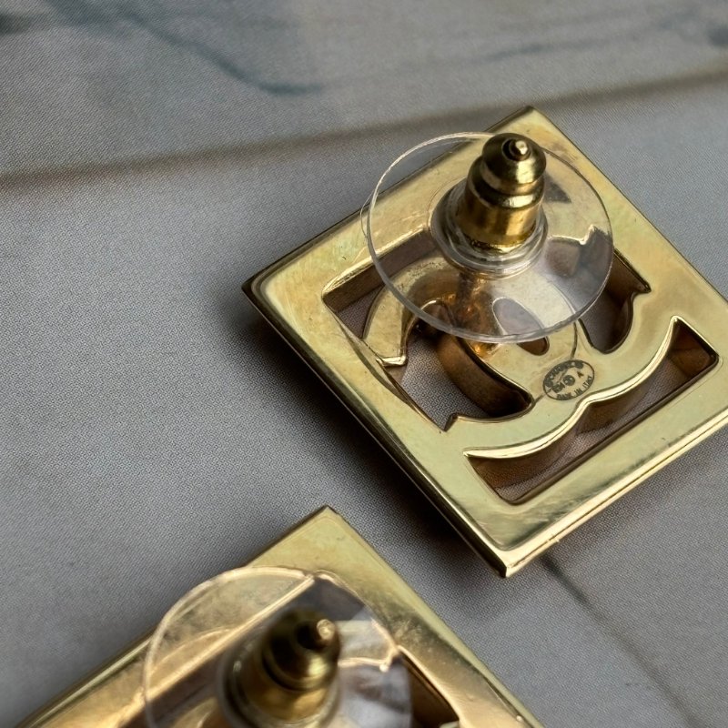 24A手工坊新款 ::CHANEL:: 白色琺瑯雙C LOGO 鏤空金色方框耳環 CC Enamel Gold Tone Earrings Chanel-8