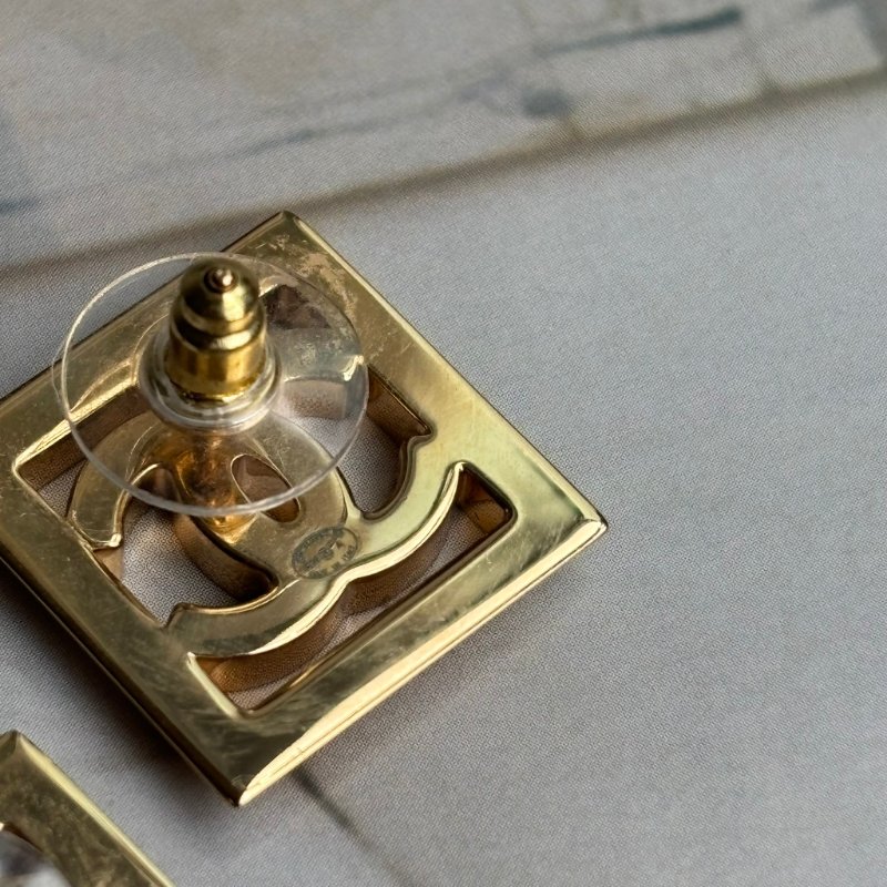 24A手工坊新款 ::CHANEL:: 白色琺瑯雙C LOGO 鏤空金色方框耳環 CC Enamel Gold Tone Earrings Chanel-9