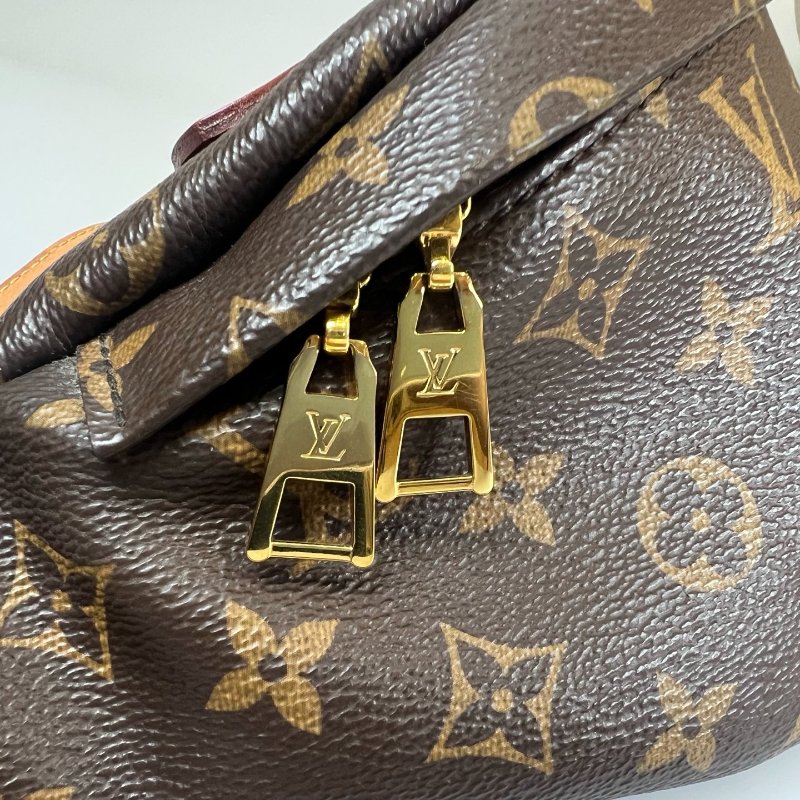 LV M43644 老花提把胸包-8