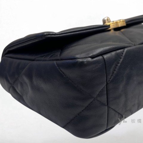 Y2015-CHANEL 19 黑色羊皮金釦口蓋包 AS1160-6