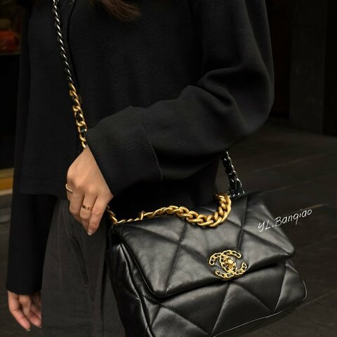 Y2015-CHANEL 19 黑色羊皮金釦口蓋包 AS1160