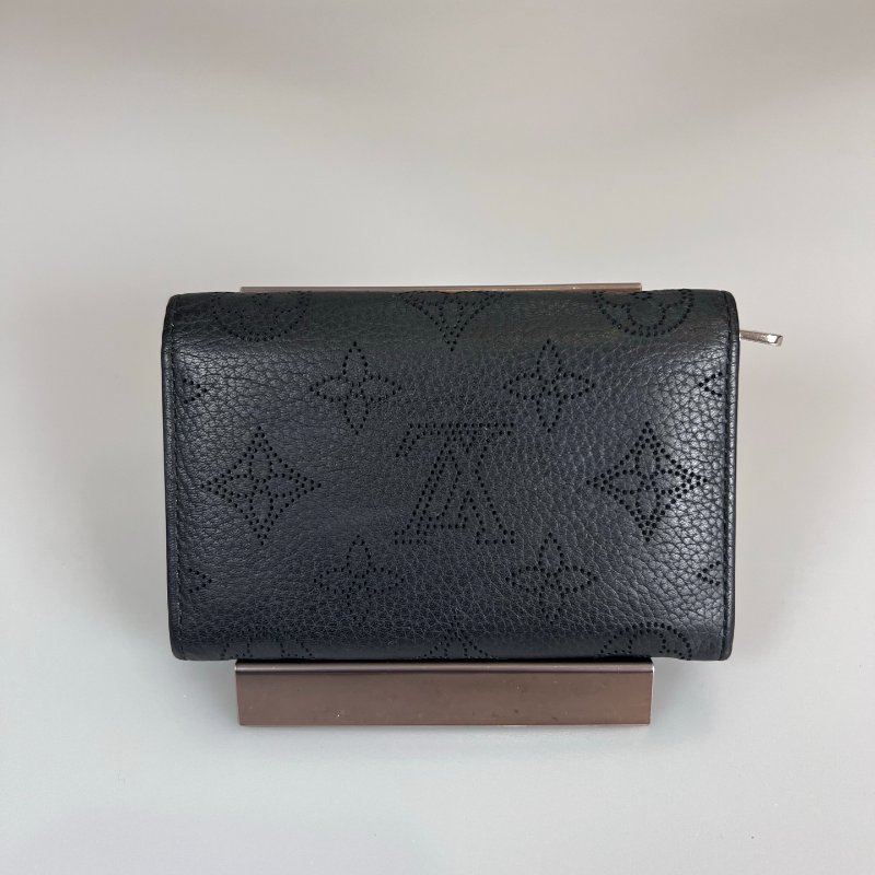 LV M64049 黑雷射名片卡夾-1